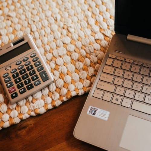 Laptop and calculator setup used for managing contractor payments, complex payroll, and BAS Lodgement Sydney for trades and construction businesses.